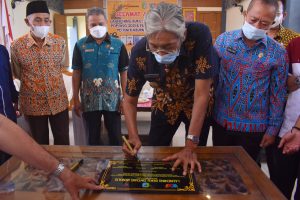 Bupati Sintang Teken Prasasti Serta Launching Buku Sintang Menulis