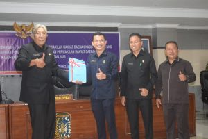 Ketua DPRD Sintang Serahkan Dokumen Pokir Tahun 2025 Kepada Bupati Sintang
