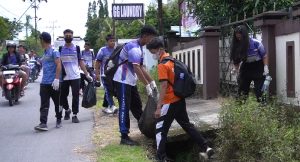 SMA Swasta Panca Setya Sintang Laksanakan Aksi Pungut Sampah di Pasar Inpres Sintang