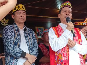 Disambut Acara Adat Sub Suku Dayak Desa, Bupati Dan Wakil Bupati Sintang, Hari ini Mulai Tinggal Di Rumah Dinas