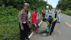 FK2L Sintang Mulai Perbaiki Titik Kerusakan Jalan Sintang Menuju Batas Sekadau