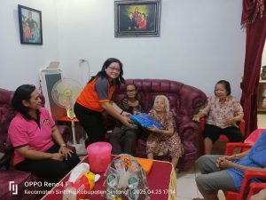 WKRI Ranting Santa Ana Gelar Anjangsana Paskah Ke Rumah Anggota Yang Lansia