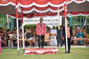 Bupati Sintang Tegaskan Pendidikan Sebagai Hak Asasi Manusia Saat Upacara Hardiknas 2025