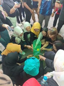 Dalam Rangka Harjad Kota Sintang Yang ke 663, Pegawai Sintang Ikuti Lomba Permainan Rakyat di Halaman GOR Apang Semangai