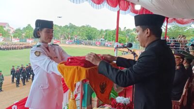 Wabup Sintang Jadi Irup Penurunan Bendera Merah Putih di Stadion Baning Sintang